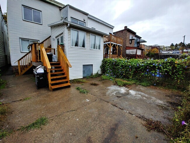 Building Photo - 453 Norton St