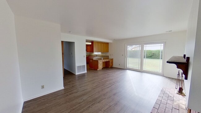 Building Photo - **MOVE-IN SPECIAL** 4 Bedroom , 2.5 Bathro...