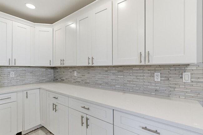 Building Photo - 336 W Palisade Ave