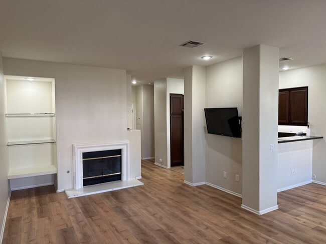 Building Photo - Beautiful Camarillo Townhome