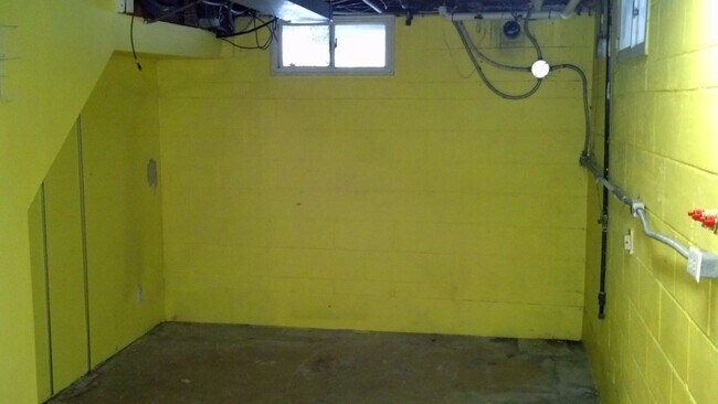 Building Photo - 3 Bedroom, 1 Bath Home with Hardwood Floors!