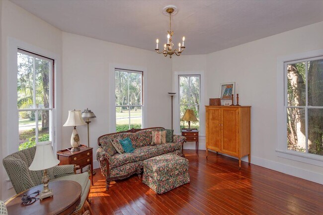Building Photo - Mid term historic furnished rental