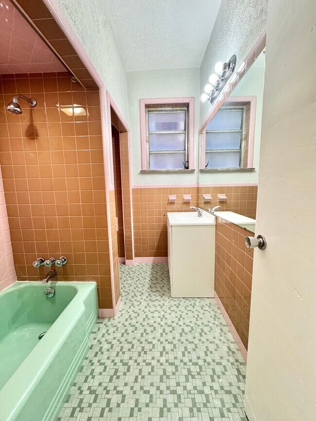 Building Photo - 5027 Walnut St