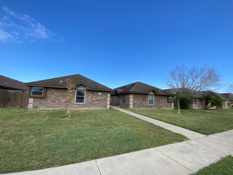 Front - 302 W Amy Dr