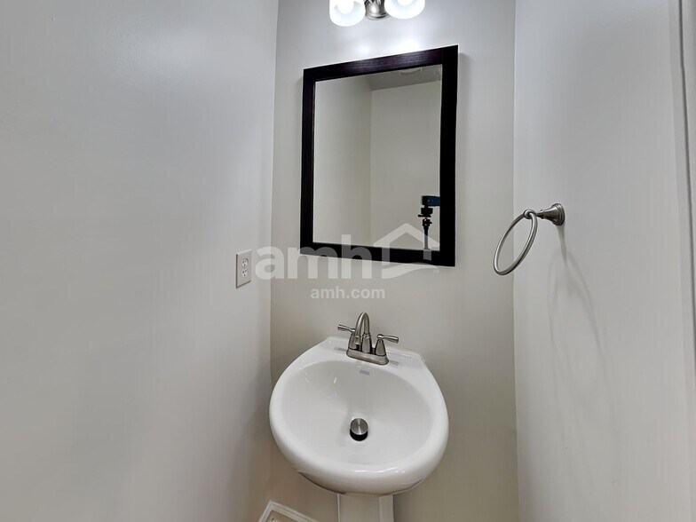 Building Photo - 3021 Golf Creek