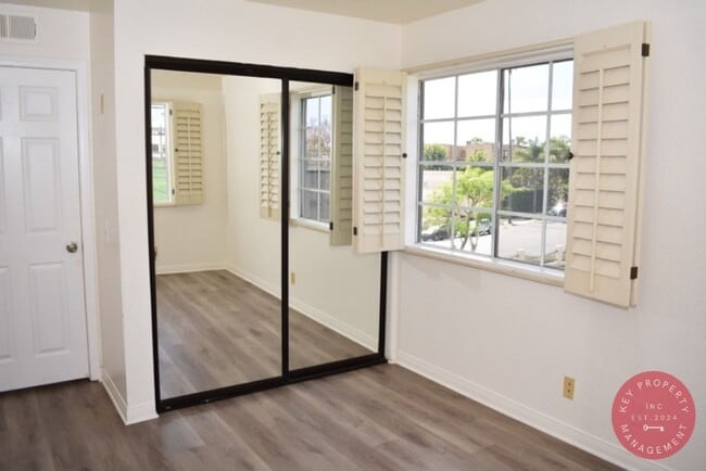 Building Photo - Charming 3-Bedroom Condo in the Heart of L...