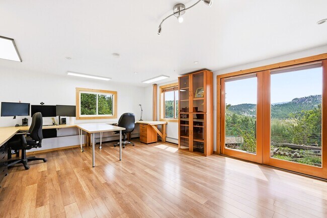 Building Photo - 6060 Kilimanjaro Dr