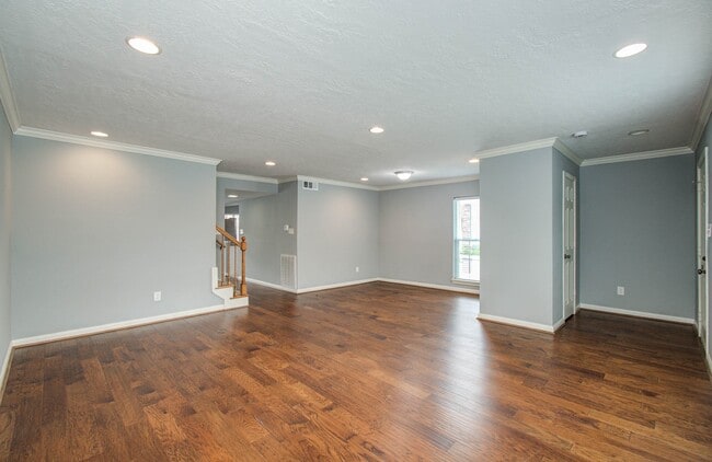 Building Photo - 402 Bendwood Dr