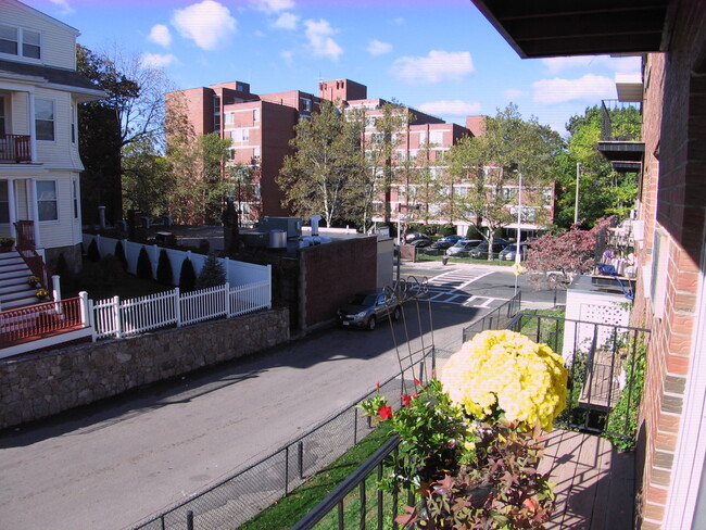 Building Photo - 8 Robinwood Ave