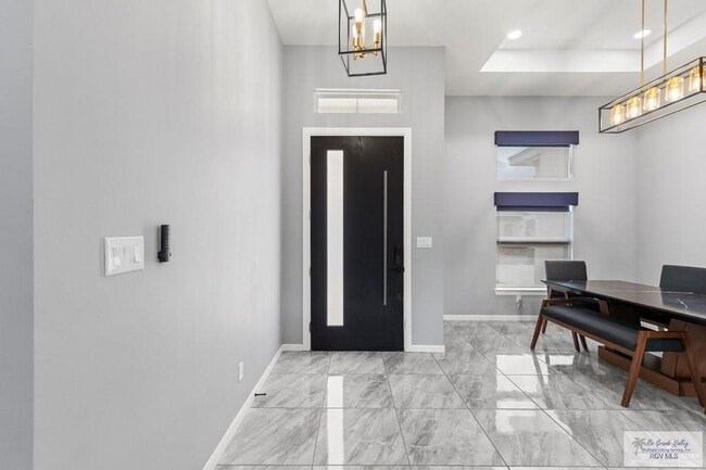 Building Photo - 29 N Queen Palm