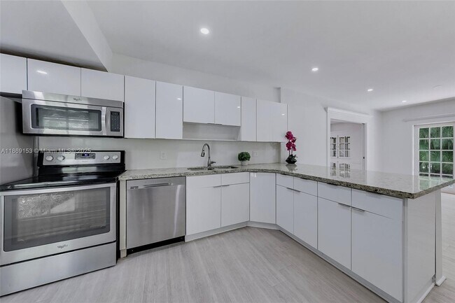 Building Photo - 5209 Riviera Dr