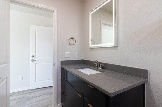 Two Story (3 bed/3.5 bath/1 car garage) - 406 38th St