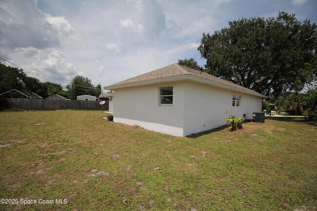 Building Photo - 3002 Edgewood Dr NE