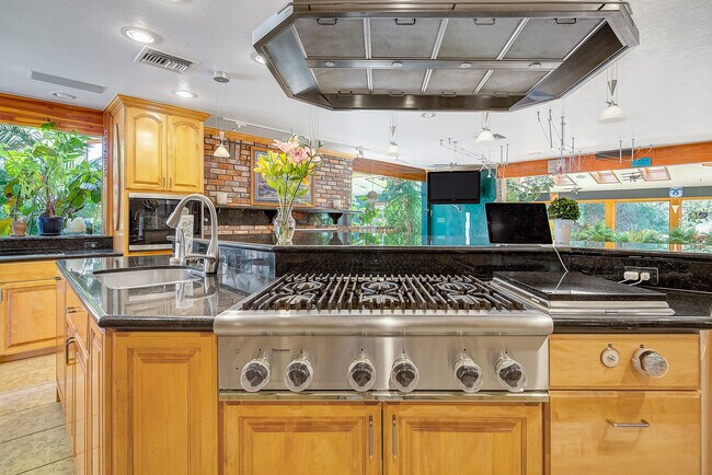 Building Photo - 8280 Queen St