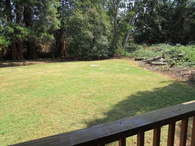 Building Photo - Large Two Bedroom w/ Garage