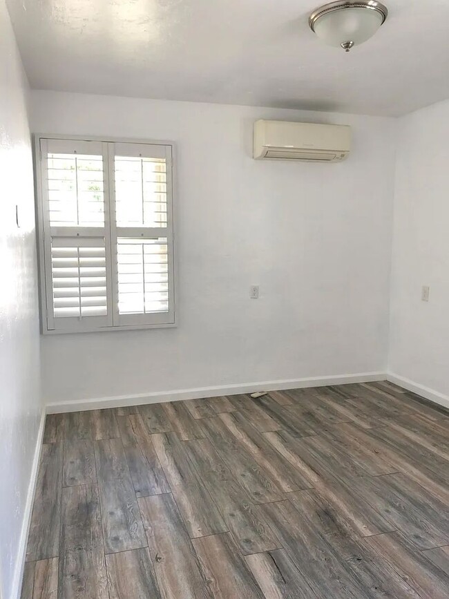 Building Photo - 2 Bedroom, 1 Bath Home with Modern Upgrade...