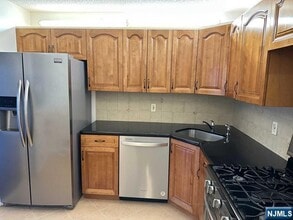 Building Photo - 126 Raintree Ln