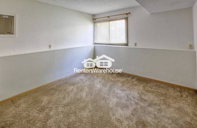 Building Photo - Available 12/1 - Cozy 2 Bed / 1 Bath Side ...