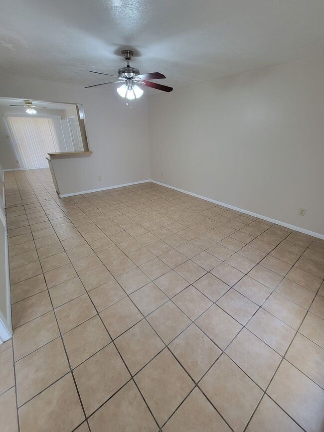 Building Photo - College Station - 2 -Bedroom - 1.5 baths 4- plex downstairs unit.