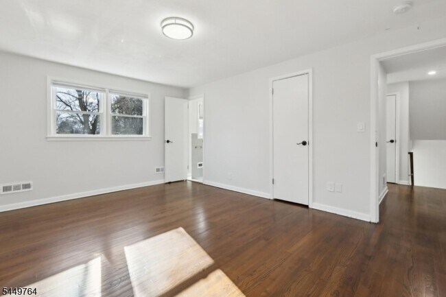 Building Photo - 287 Country Club Dr
