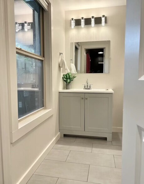 Building Photo - 1398 Heights Park Dr SE