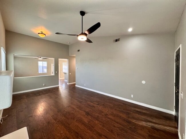 Building Photo - Bright and Open 3 Bedroom Home in Murrieta...