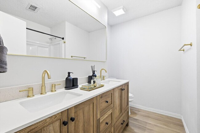 Building Photo - 2 St Charles Pl