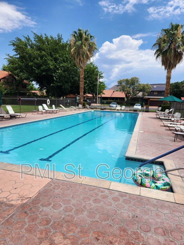 Building Photo - 545 S Valley View Dr