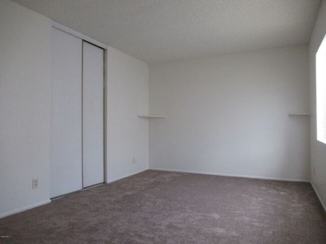 Building Photo - 2 Bedroom - 2 Bath in the Los Lagos Community