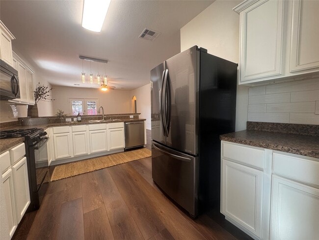 Building Photo - 302 Broken Pine Ct