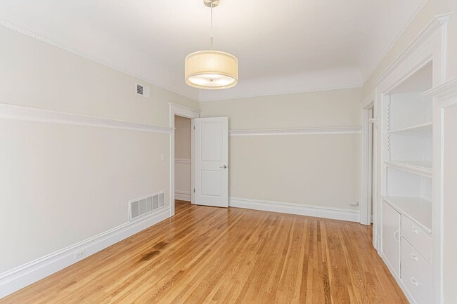 Building Photo - Stylish Top-Floor Two Bedroom and One and ...