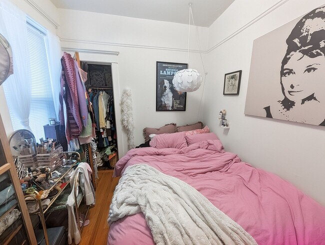 Building Photo - Very Spacious 2 BR/1 BA in Wrigleyville