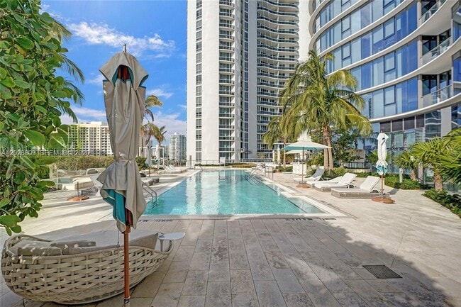 Building Photo - 15701 Collins Ave