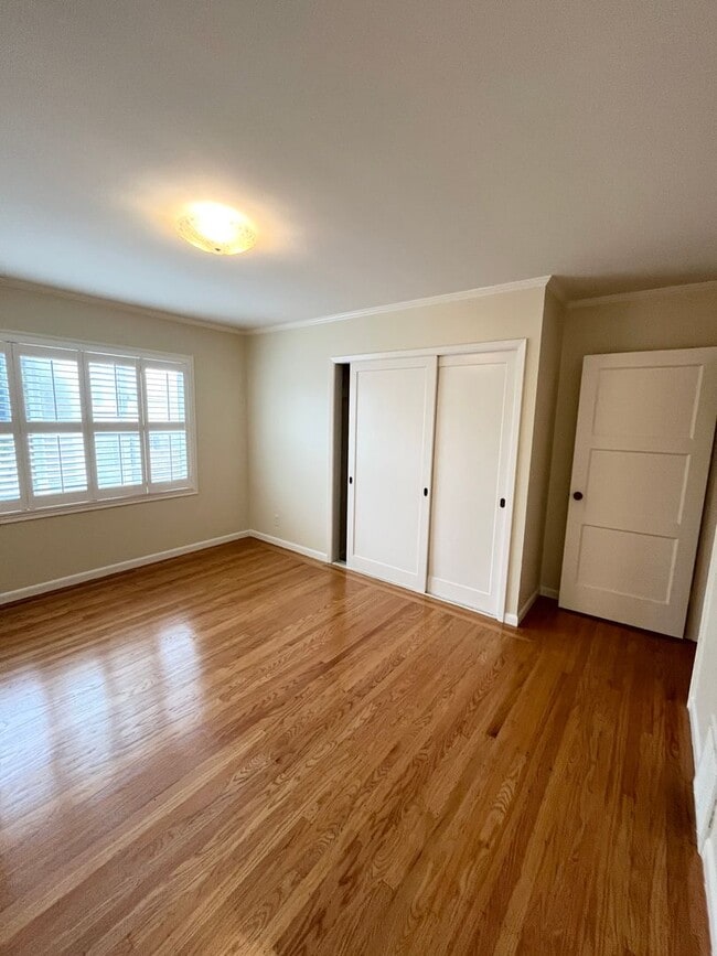 Building Photo - Spacious and Centrally Located, Pet Friend...