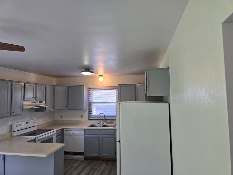 Building Photo - 391 Willow Grove Dr