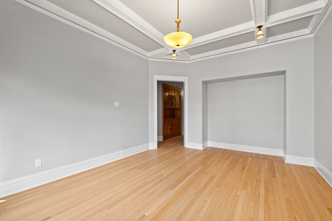 Building Photo - 1335 W Thorndale Ave