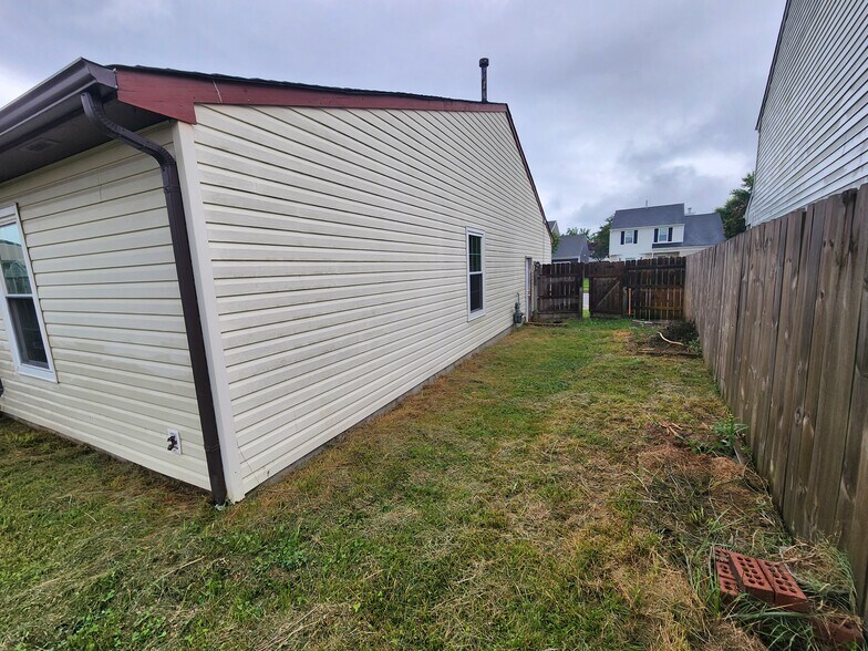 Building Photo - 2084 Rock Lake Loop