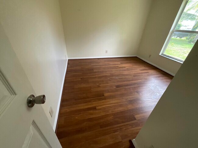 Building Photo - 1002 SW Romaine Ln