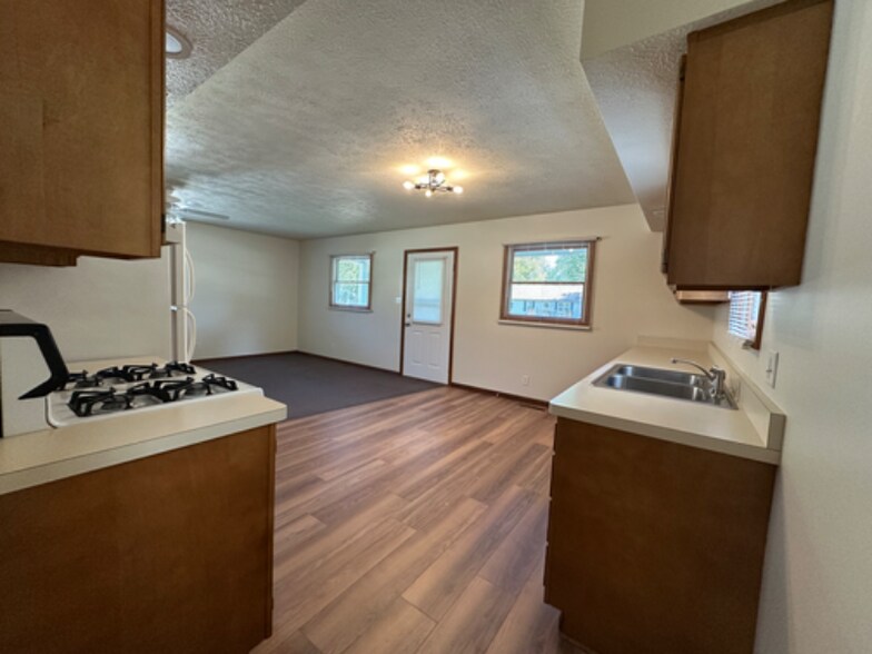 Building Photo - 505 S Apple Rd