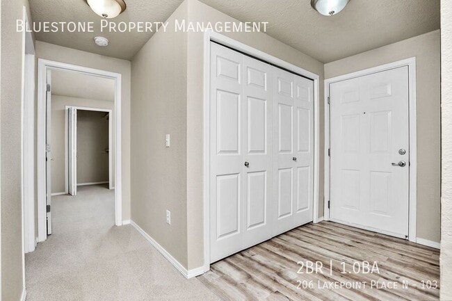 Building Photo - 206 Lakepoint Pl N