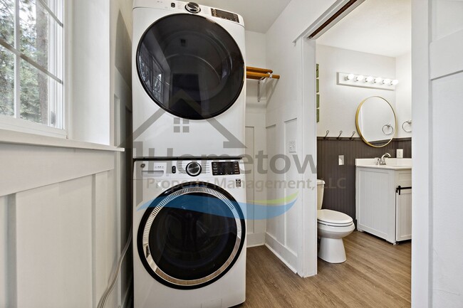 Building Photo - 4 Bedroom 4 Bathroom Home with Attached 2-...