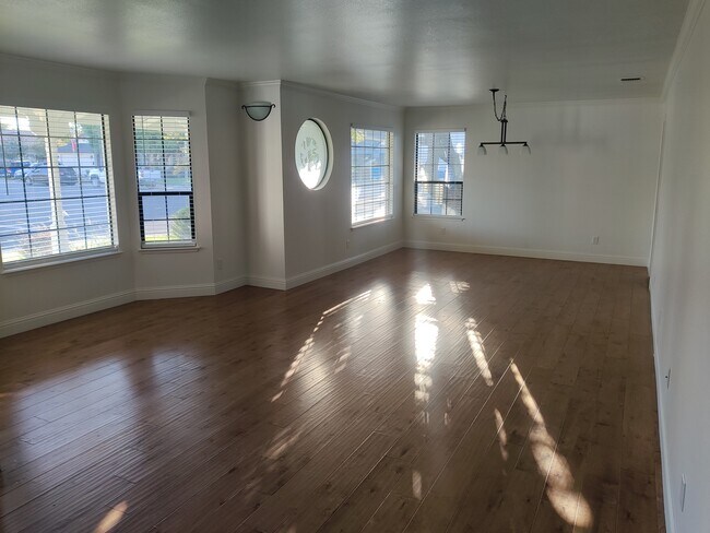 Building Photo - 1097 North Point Dr