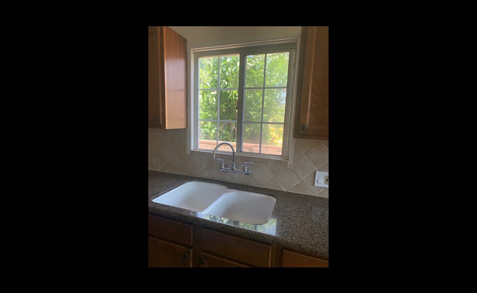 Kitchen counter - 2339 N Naomi St