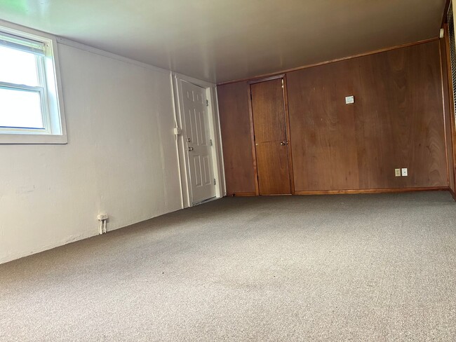 Building Photo - Conveniently located & short drive to Fort...