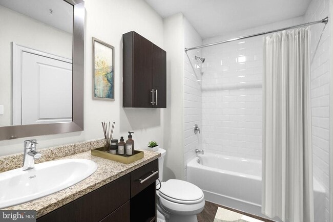 Building Photo - 250 N Christopher Columbus Blvd