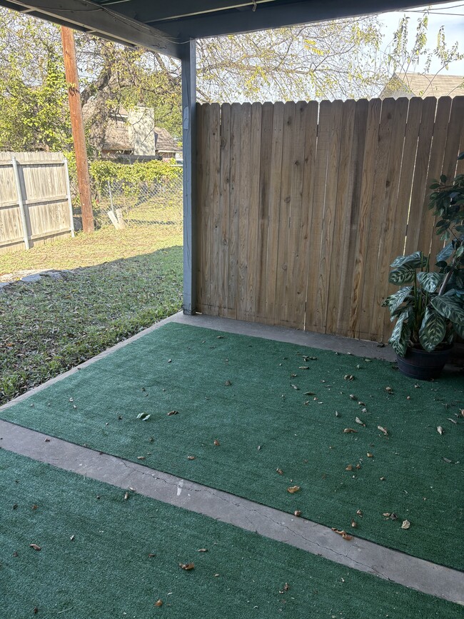 Building Photo - 106 Hollywood Dr