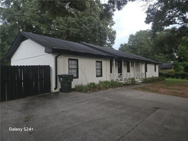 Building Photo - 1670 Christian Cir SE