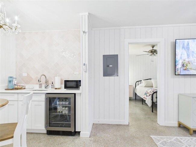 Building Photo - 222 7th St NW