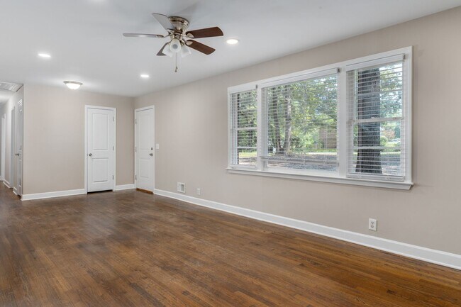 Building Photo - Renovated 3-Bed, 2-Bath Brick Home – Spaci...