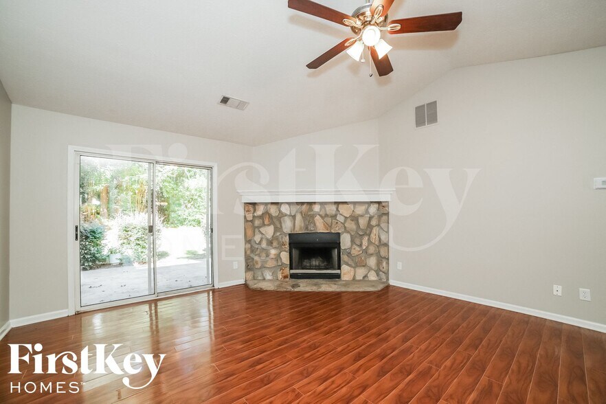 Building Photo - 3902 Viola Ct